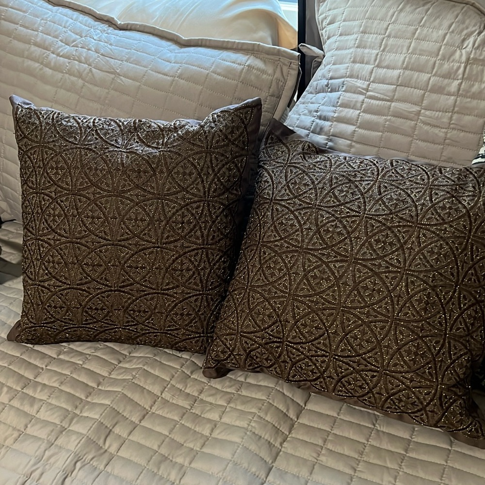 2 throw pillows